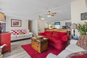 Spacious 2BR Retreat-10 minutes to the Beach! Pet Friendly!